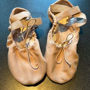 Girls fabric ballet slippers, size 3B